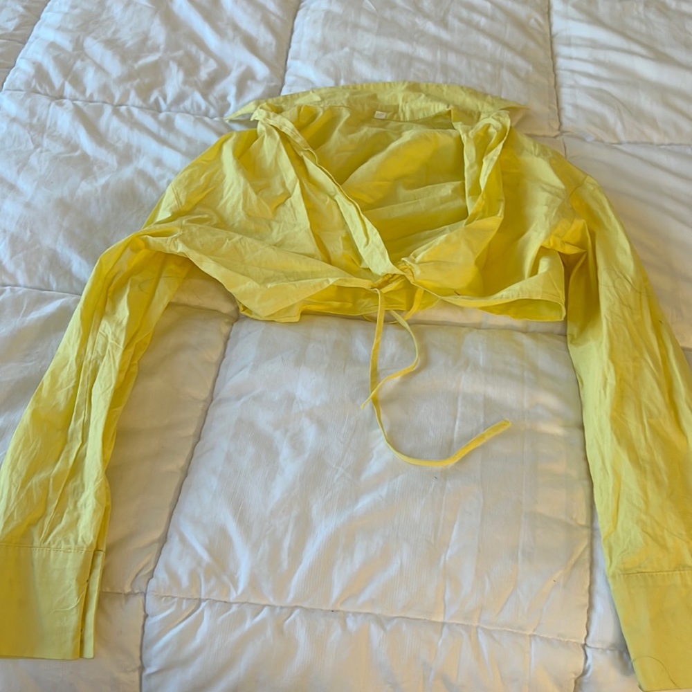 Women’s cropped yellow tie front collar shirt size M